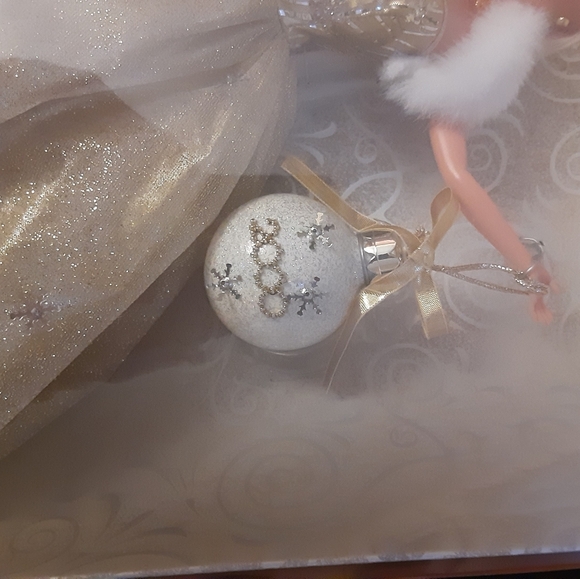 2000 Celebration Barbie - Picture 8 of 8